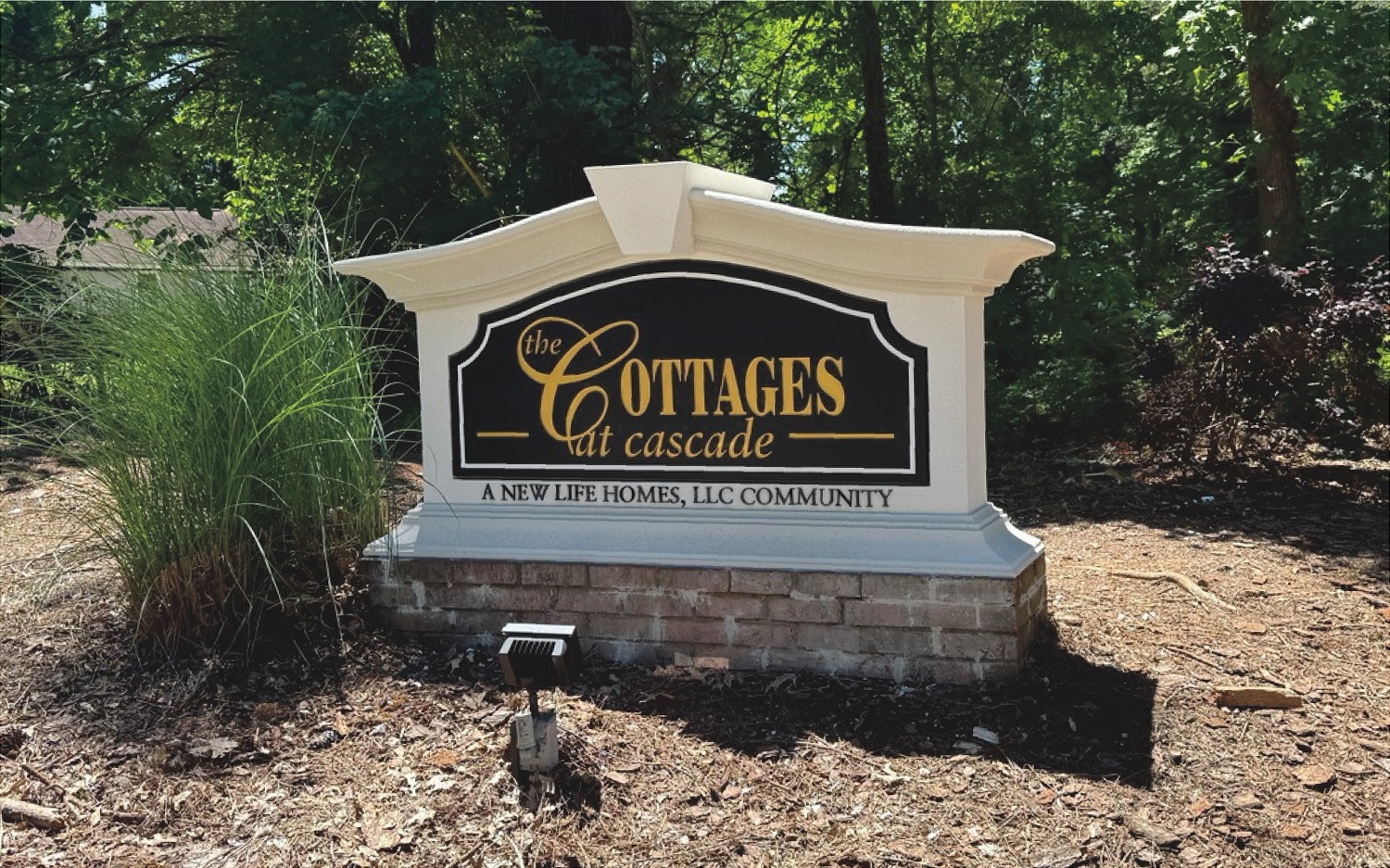 Cottage community with lush foliage